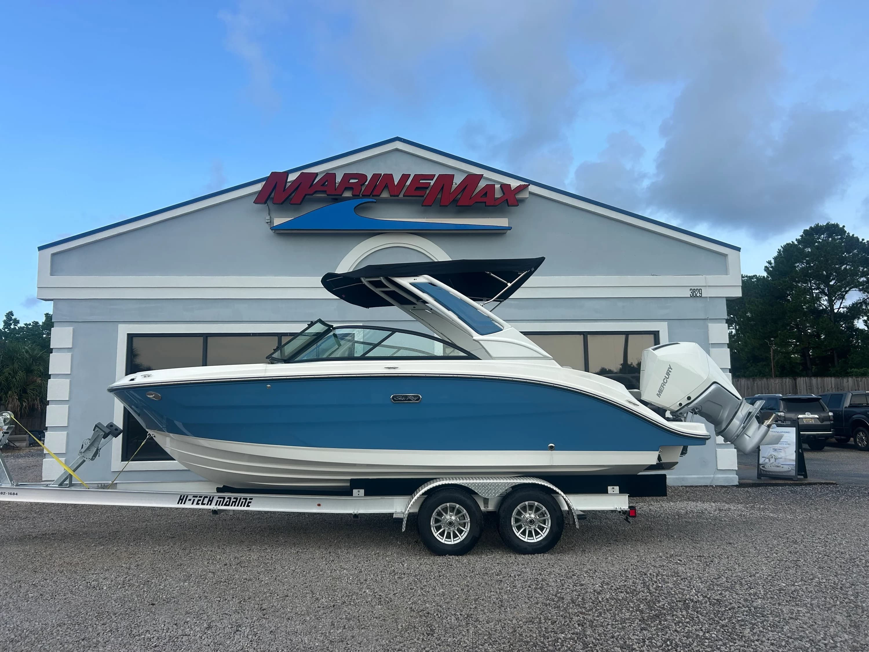 2026 Sea Ray SDX 230 Outboard - Image 1